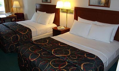 Lynina Inn, located on Shepherd of the Hills Expressway, is only minutes from a vast selection of Branson's nationally acclaimed entertainment and attractions; many within walking distance